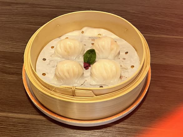 Steamed king prawn dumplings(I)(水晶虾饺）